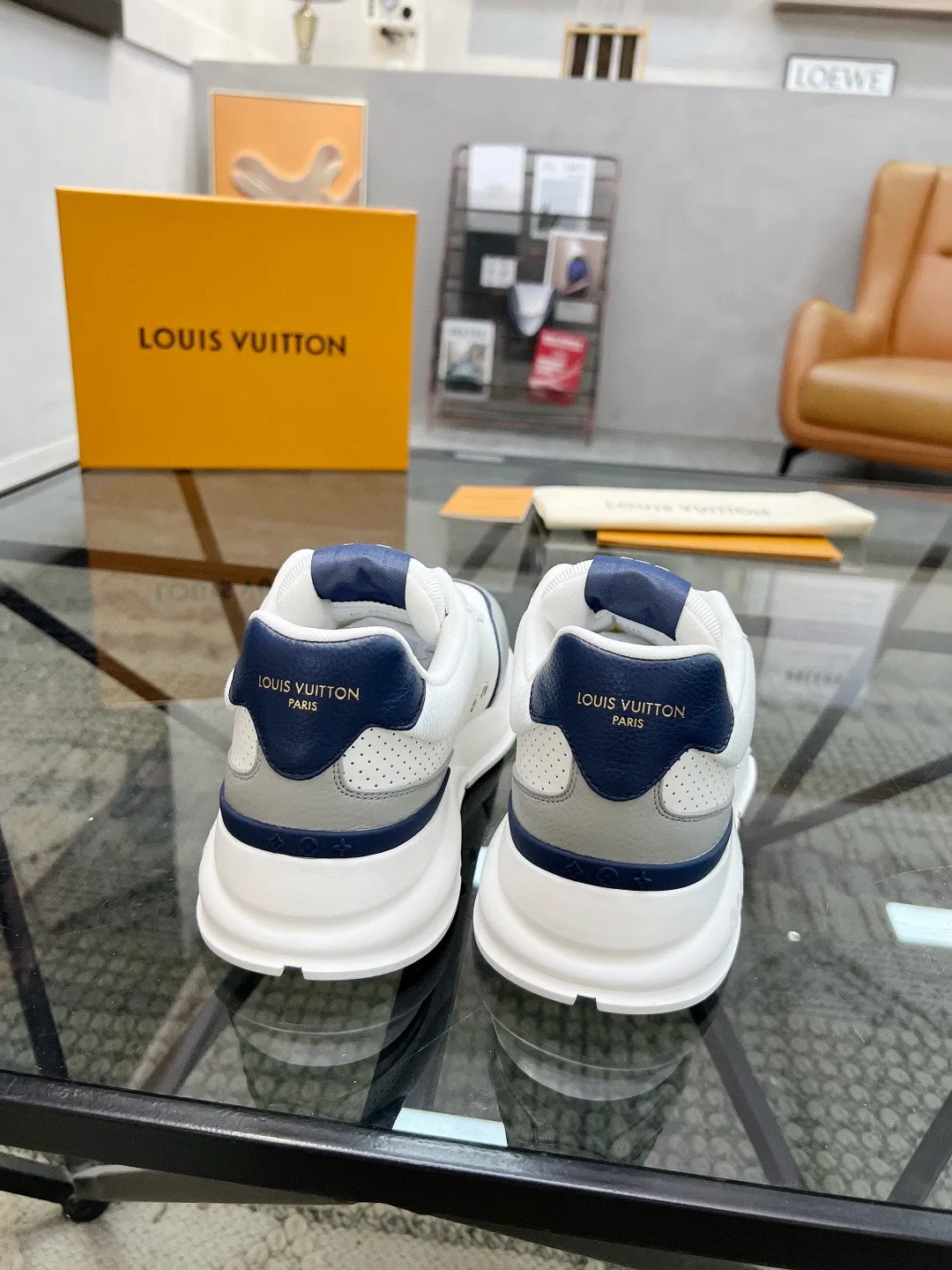 Factory price: 460💰Lv🔍Top purchasing agent🇮🇹 Road The most popular sports shoes for street men are available at the same counter. The uppers are imported cowhide fabrics from Italy, high-quality spliced colorful and complex handicrafts, imported comfortable mesh linings, soles: original soles specially provided by the original factory, T men's men's shoes 💰U foam exclusive movable molded soles are super comfortable, original factory and single goods, 🔍🔍high quality, you can enter and exit the counter at will, welcome to compare, code number 38-44, (45 customized)